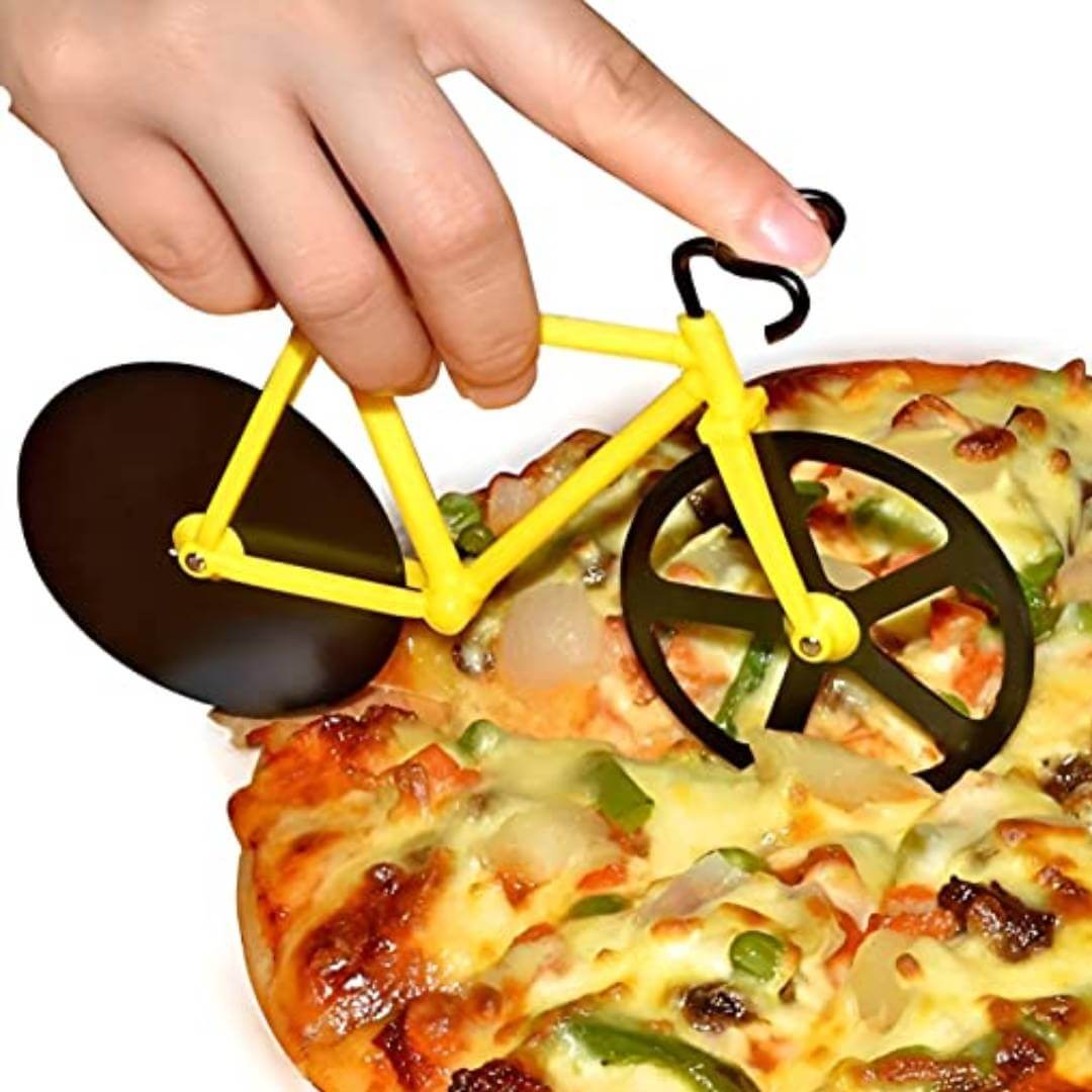स्टेनलेस स्टील साइकिल के आकार का अनब्रेकेबल हैंडल पिज्जा कटर | पेस्ट्री कटर | हैंडल और स्टेनलेस स्टील ब्लेड पर ग्रिप के साथ पिज्जा स्लाइसर