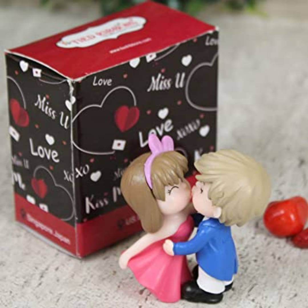 Decorative Cute Romantic Kissing Couple Miniature Showpiece Valentine Day Gift for Boyfriend Girlfriend Husband Wife (Multi, Resin)